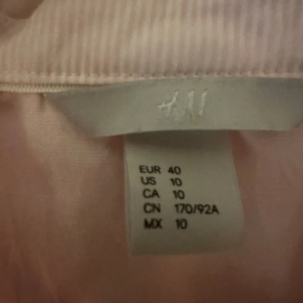 Elegant skjorta som sitter smickrande på kroppen- ursäkta att den lite skrynklig.  Den är ljus rosa i färgen Storlek M/L.  Nytt och oanvänd. Skjortor.