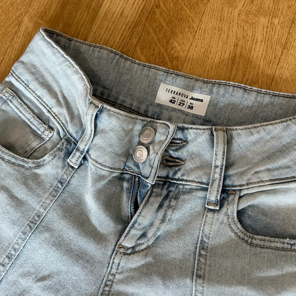 Kommer inte till användning tyvärr då jag inte tycker de passar mig💗. De är endast testade och det är inga defekter på jeansen!💗jag är 172 cm /skriv för mer info!. Jeans & Byxor.