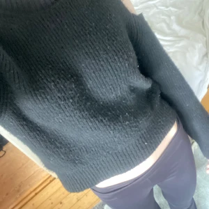 Stickad tröja - Fin stickad tröja med hål i axlarna  💖💖 använd några gånger för ett tag sedan 