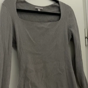 Ribbstickad tröja  - Ribbstickad tröja i bra skick🩶