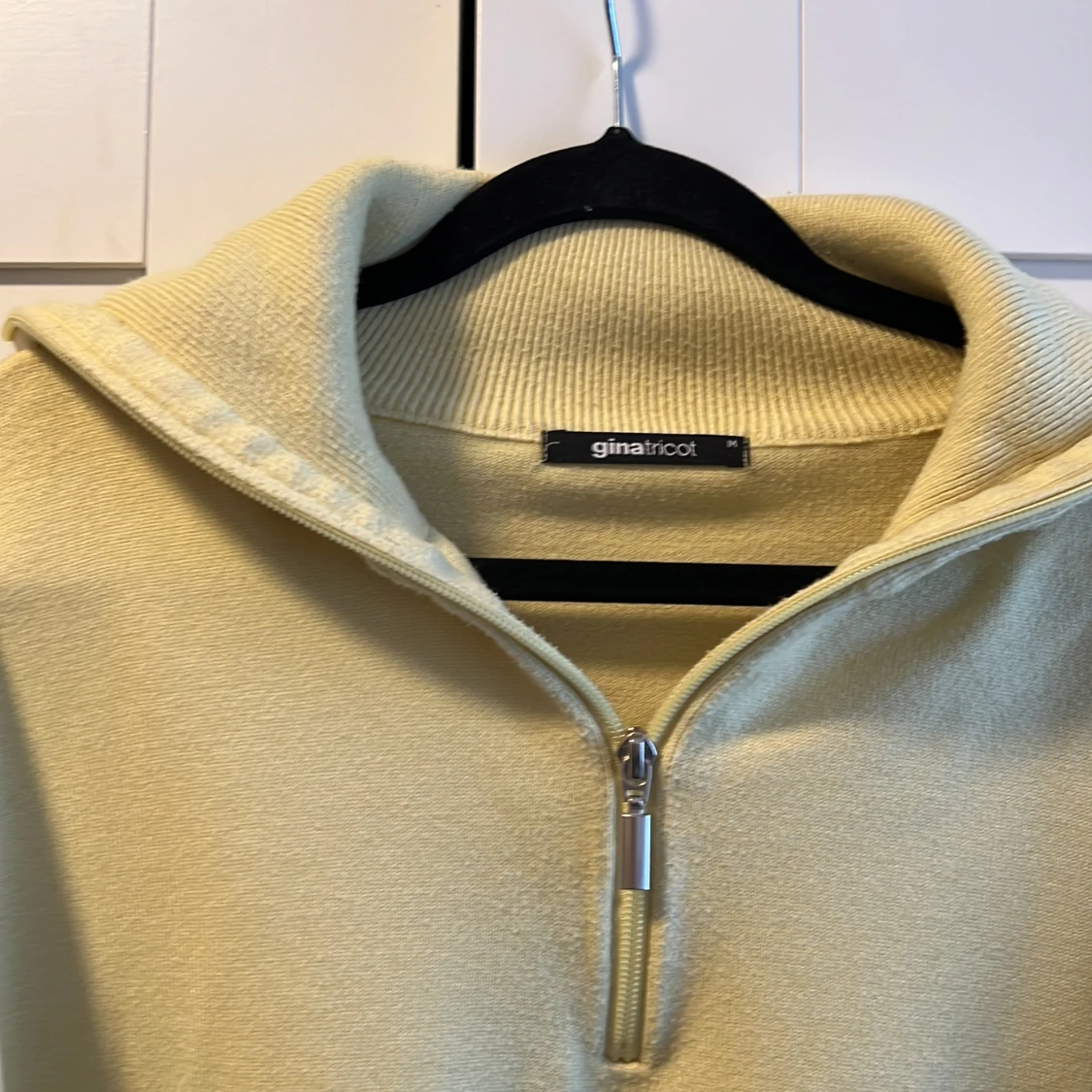 Gul stickad tröja - 92