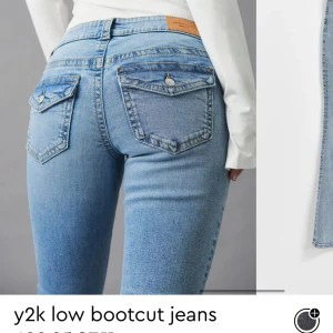Jeans - Säljer dessa y2k jeans från ginatricot som inte kommer till någon användnin. De är utsvängda och även lågmidjade💓