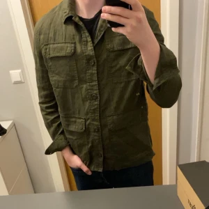 MASSIMO-DUTTI- overshirt  - Helt ny overshirt från Massimo-Dutti. Nypris ca 1000, mitt pris 500. Skick 10/10 helt ny med tags. Storlek M