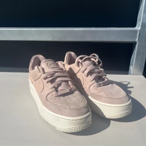 Sneakers Nike - Fräscha sneakers av märket Nike. Knappt använda och snygga i vår. Nypris ca 1000kr. Säljes för 350kr!