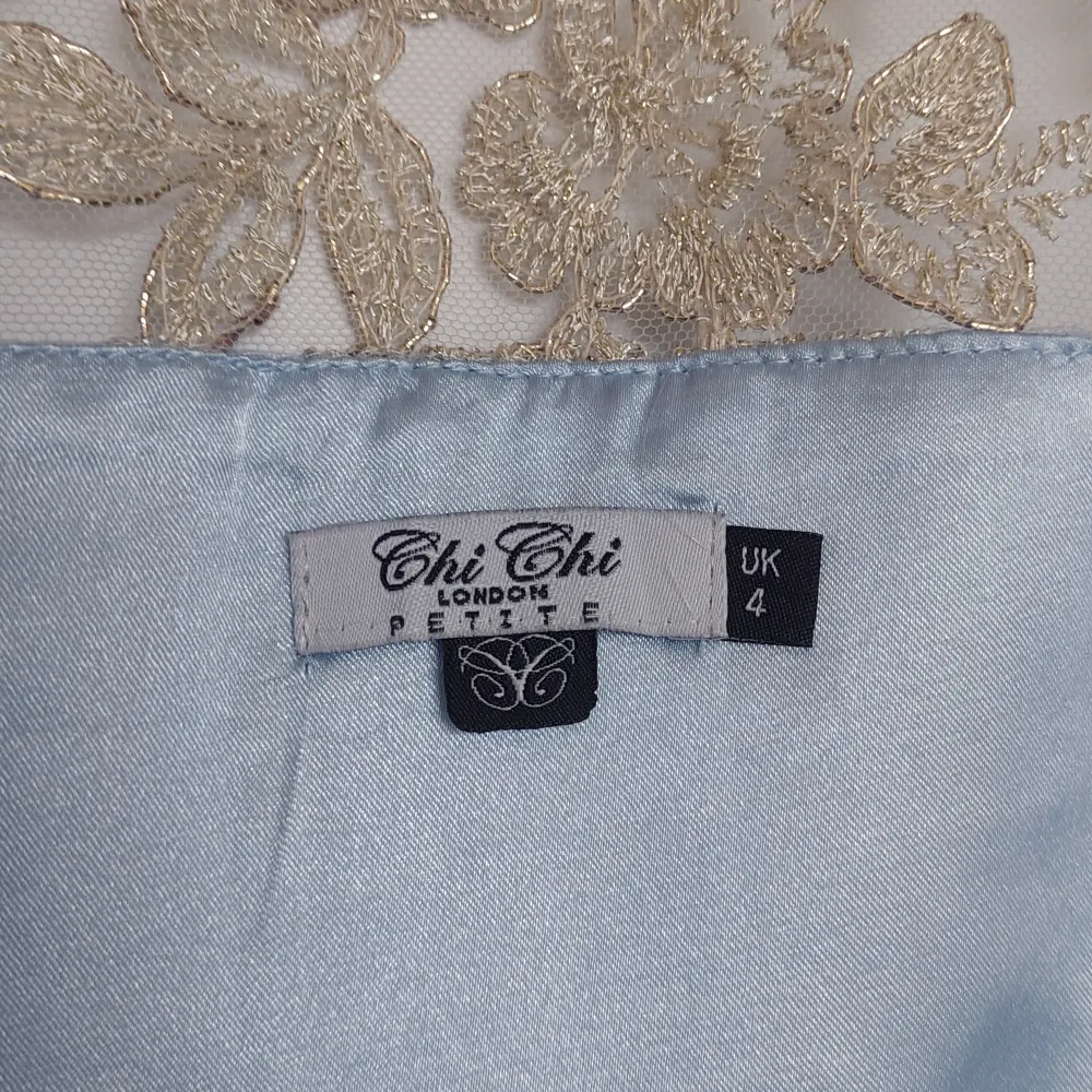 Blå maxiklänning/finklänning från Chi chi london med tyll och broderi. Perfekt till balen, avslutningen eller bröllop i sommar🩷 Petite i storlek 4/32/XXS. Klänningar.