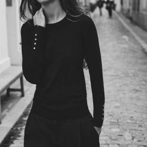 Stickad tröja  - Mörkblå stickad tröja utan knapparna på bilden 