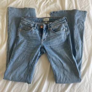 Ljusblå Only jeans. Dom är i superfint skick förutom att lappen på en ficka har lossnat på en sida (se bild). Midjemåttet rakt över är 34-35 cm.
