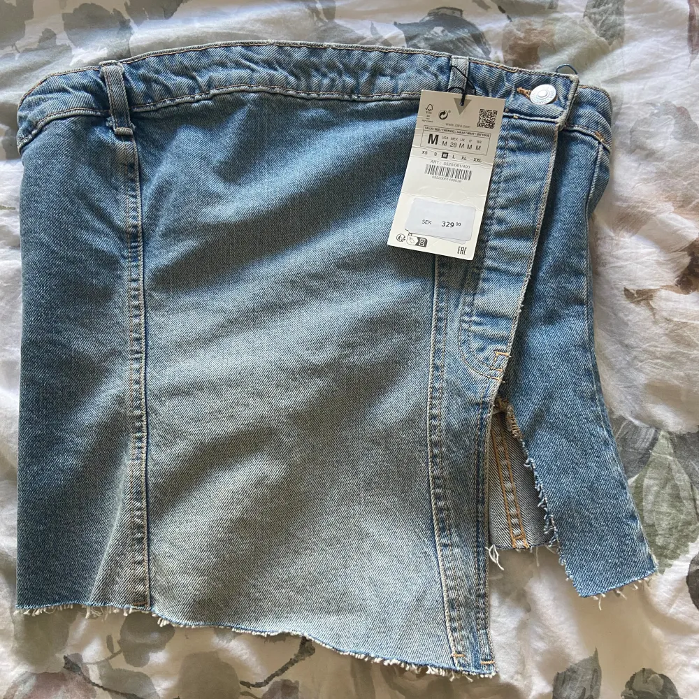 En bandeau topp från zara i jeansmaterial, helt oanvänd med prislapp kvar🤩🤩Passar S/M. Toppar.