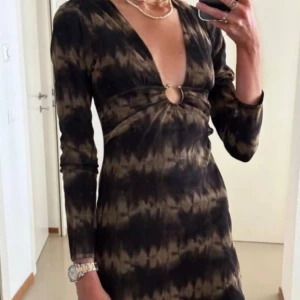 Klänning från Zara - Säljer en denna sjukt coola mini dress från Zara Prislapp sitter kvar