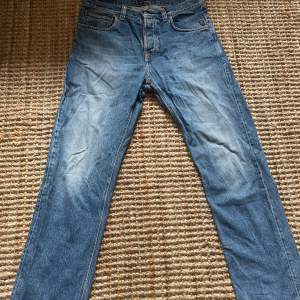 Nudie jeans.  Säljer då de inte längre är min stil. Byxorna har lite heelbite men det går att fixa gratis på vilken som helst av nudies butiker.