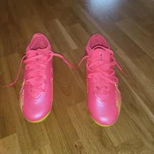 Fotbollskor - Helt nya fotbollskor från nike vapor max 15 rosa och lite gula med metal dobbar som går att köra på vanligt gräs och konstgräs, väldigt bekväma och lite tajtare runt foten men storlek eu 40. Rekomenderar starkt.