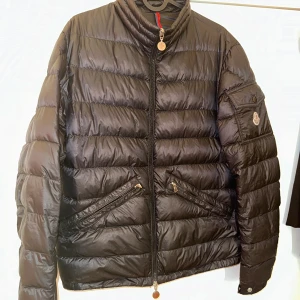 Moncler Agay jacket - Jacka från Moncler, kvitto medföljer. Fint skick. Nypris: 12.425