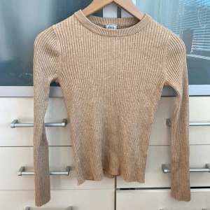 Stickad tröja - Ribbstickad tröja | säljs då den är för liten