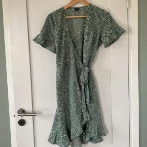 Superfin sommarklänning  - Grön sommarklänning, bara använd 1 gång. Storlek S/M då den går att justera som man vill. Säljer då den inte kommer till användning längre.