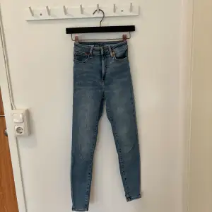 Tajta jeans från bikbok. Modell peachy High, ankel längd