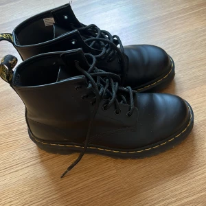 Dr. Martens skor - Super snygga Dr. Martens skor som knappt är använda. Köpta för två år sedan på Zalando. De har en liten repa på inner sidan av den högra skon nere vid hälen men annars är de i toppen skick. Jag är öppen för prisförslag❤️