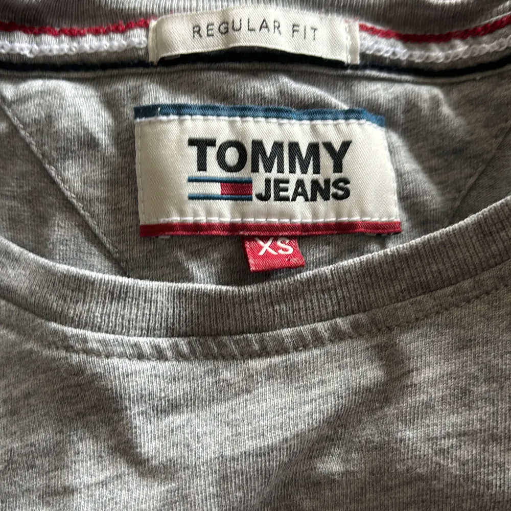 T-shirt ifrån Tommy hillfiger. Litet hål ( se på bild) men inget märkbart när man har på sig den💕 strl xs men funkar för s också. T-shirts.