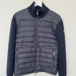 Moncler cardigan  - Moncler cardigan, Storlek: M, Skick: 9/10 (kvitto finns tillgång till), Färg: Blå, Vårt pris: 3999, Retail: 10 095kr