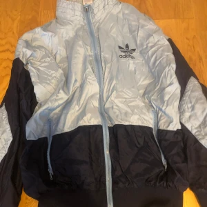 adidas jacka - oanvänd i xl men passar som L elelr typ M 