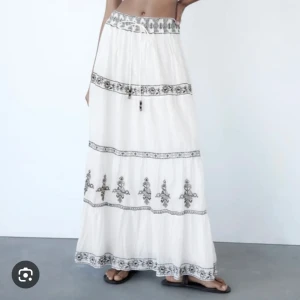 Vit Lågmidjad Långkjol - Säljer denhär fina lågmidjade långkjolen från Zara. Aldrig använd 💕