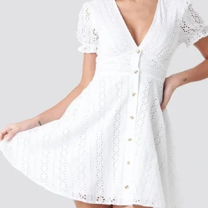 NA-KD klänning  - Super söt, fin klänning köpt från Plick. Endast använd en gång av tidigare ägare. Säljer då den är för liten för mig 