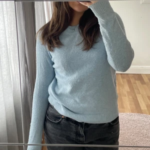 Stickad tröja  - Ljusblå stickad tröja från Vera Moda