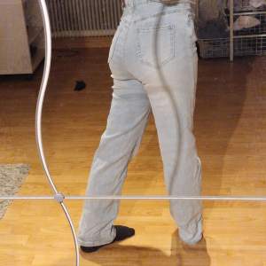 Ljusblå högmidjade jeans i storlek XS. Köptes från temu förra året. Använts fåtal gånger o inga skador. Materialet är ganska tunnt o stretchigt 🌸