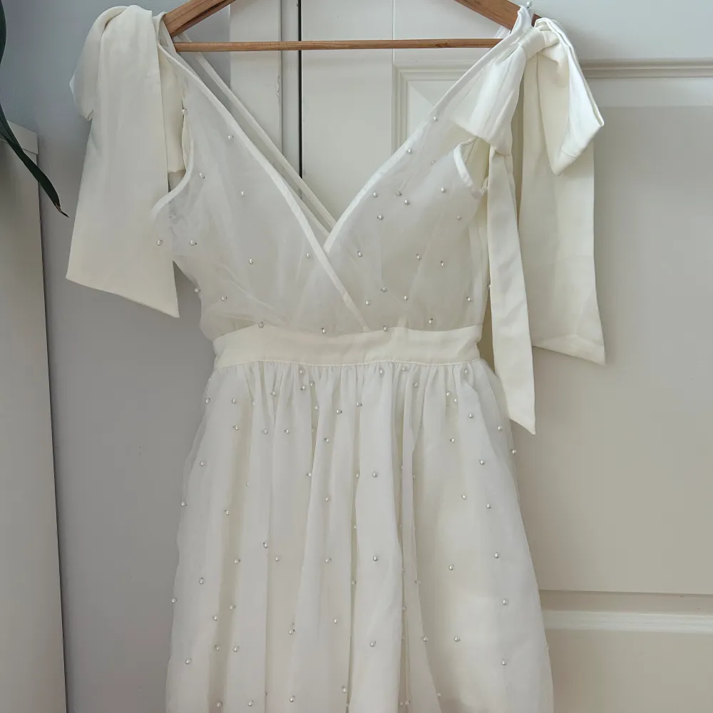 En otroligt fin vit klänning som passar perfekt till student. Jag köpte klänningen facebook marketplace och tjejen jag köpte den av har endast använt den en gång på en möhippa. Nypris ca 2300kr jag köpte den för 900kr. Sista bilden är lånad. . Klänningar.