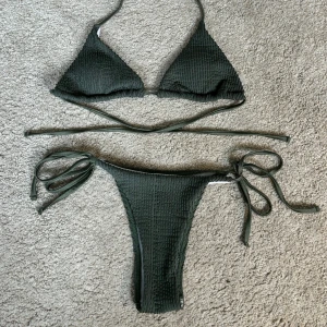 Grön bikini - supersöt mörkgrön bikini i storlek S💗 säljer då jag råkade beställa två stycken!