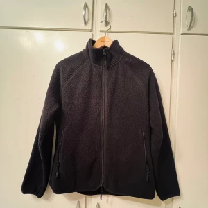 Svart Fleece jacka/kofta - Använd fåtal gånger  Väldigt mysig! 