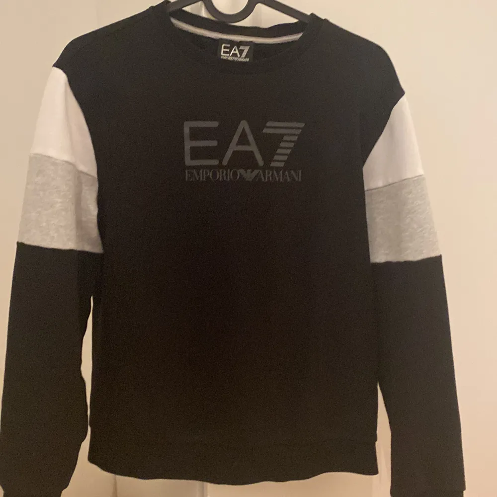 Säljer nu min helt ny oanvänt EA7 tröja säljer den för att jag inte har använt den och den har legat i garderoben ganska länge (äkta EA7 tröja) Storlek 160cm/14 år Pris kan diskuteras köpte för 950kr. Hoodies.