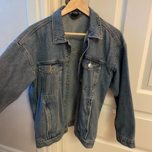 Jeansjacka - Jeansjacka från Monki i storlek XS. Nyskick.