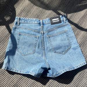 Fina ljusblå jeansshorts från DrDenim som använts mycket sparsamt 