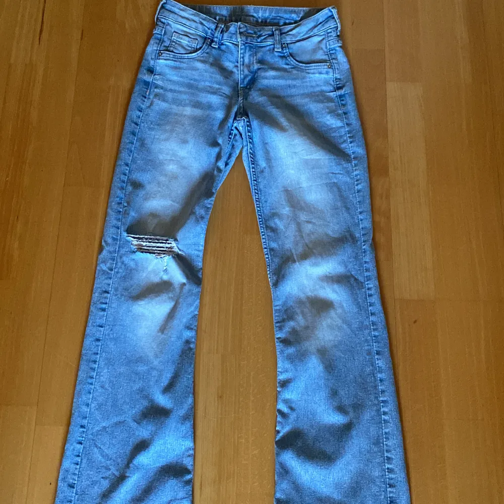 Säljer mina lågmidjade bootcut jeans då de blivit för små för mig. Köpta för 400💗. Jeans & Byxor.