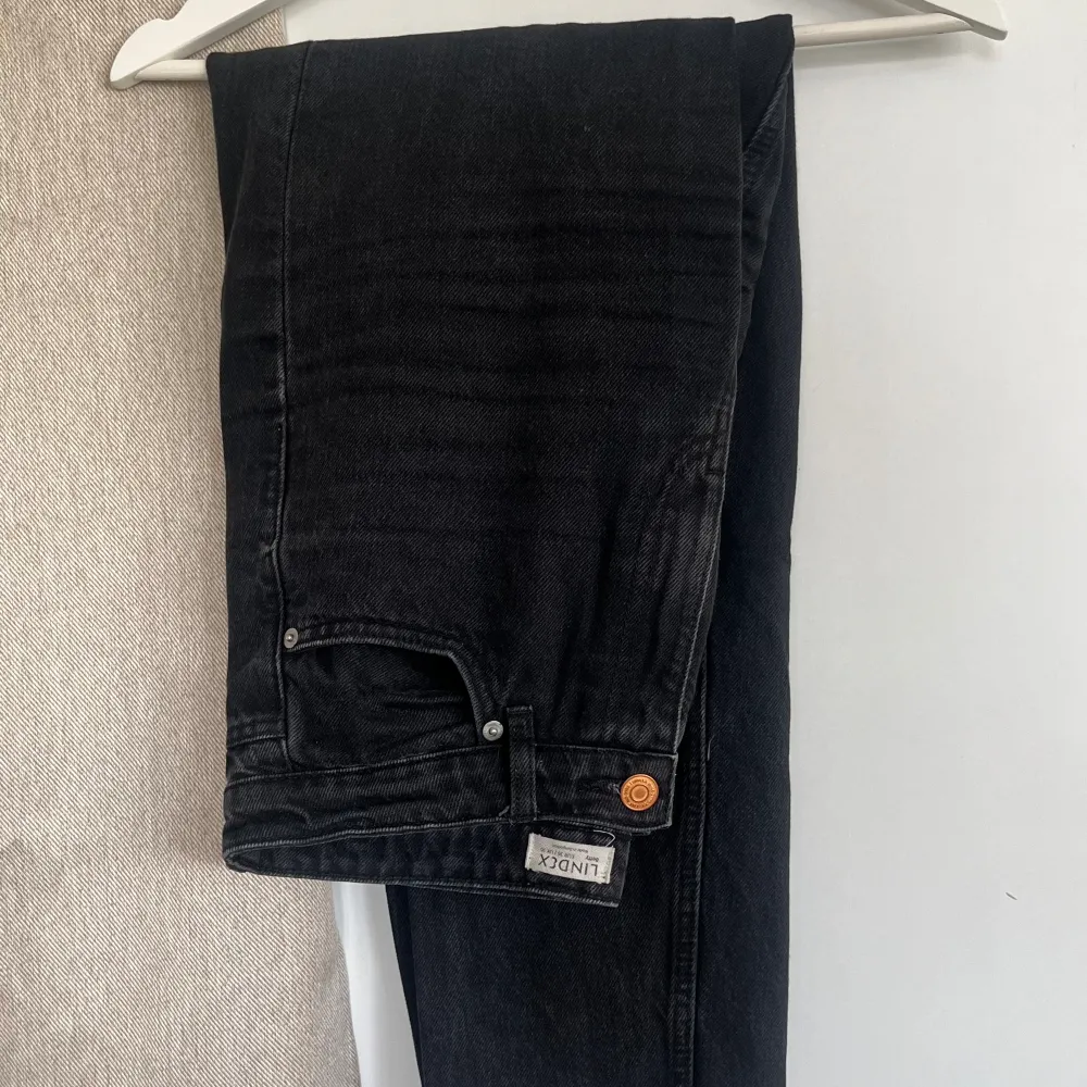 Svarta jeans i fint skick, en croppad modell . Jeans & Byxor.