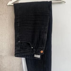 Croppade jeans - Betty - Svarta jeans i fint skick, en croppad modell 