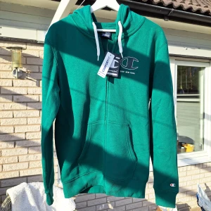 Champion Zip - Säljer min oanvända Champion ziphoodie. Inga defekter. Storlek small.