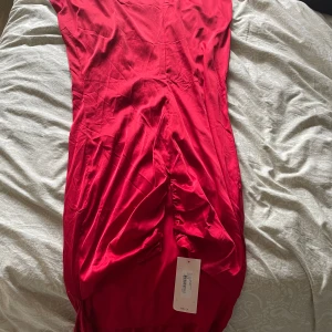 Röd balklänning  - Har inte använt. Prislappen är kvar. Bara hängt i garderoben 