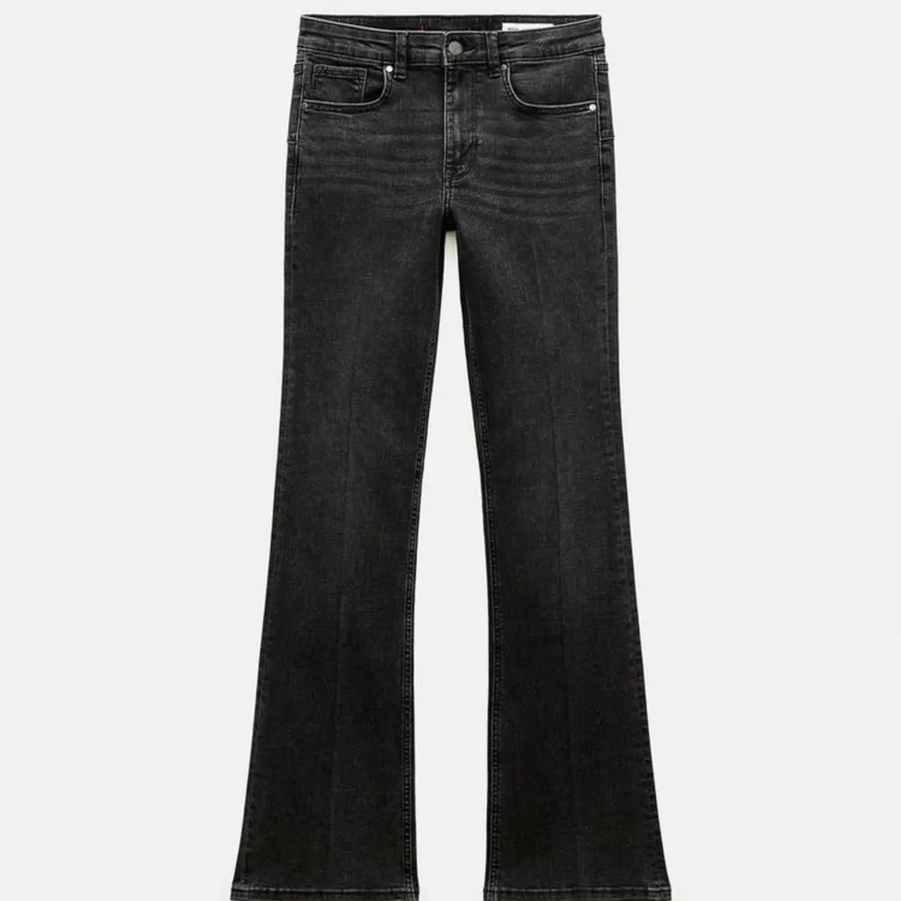 Säljer dessa jeans ifrån zara då de ej kommer till användning längre. Fint skick. Köpte för 400 säljer för 179. Budgivning pågår, högsta bud är 290kr!. Jeans & Byxor.