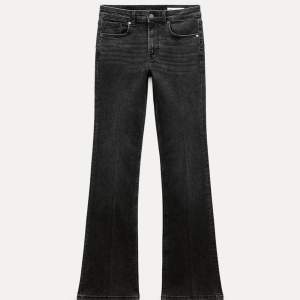 Säljer dessa jeans ifrån zara då de ej kommer till användning längre. Fint skick. Köpte för 400 säljer för 179. Köparen står för frakten😜