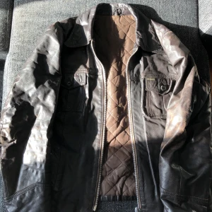 Vintage Läderjacka - Cool läderjacka🙌 Den är rätt så gammal och sliten men på ett väldigt coolt sätt. Har blivit för liten för mig. Går att stänga även om den biten som brukar sitta på draget har åkt av. Brukar sätta dit en nyckelring så funkar det som vanligt igen.