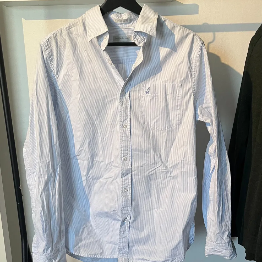 Säljer en otroligt snygg vit och blå randig Peak Performance skjorta som tyvärr inte kommer till användning längre ❗️Den är varsamt använd, så den håller forfarande ett bra skick ❗️Storlek = S 🔥Hör av dig vid minsta fundering ❗️. Skjortor.