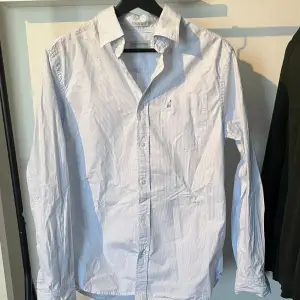 Säljer en otroligt snygg vit och blå randig Peak Performance skjorta som tyvärr inte kommer till användning längre ❗️Den är varsamt använd, så den håller forfarande ett bra skick ❗️Storlek = S 🔥Hör av dig vid minsta fundering ❗️