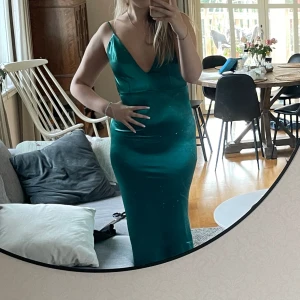 Balklänning  - Säljer denna jätte fina balklänning som är köpt här på Plick. Har hittat en annan klänning därav säljer jag denna vackra klänningen 🌟. Skriv för mer info 🫶🏻