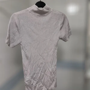 Grå tröja - Fin tröja från Casual Wear Adelsten! Lite av en turtleneck vilket är jättesnyggt! Storlek 38/40