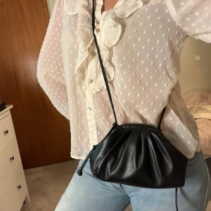 Svart väska - Jättegullig svart väska och banden är justerbara❤️
