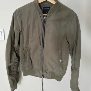 Grön bomberjacka - Jättebra skick