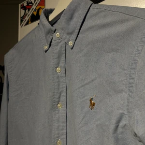 Skjorta från Ralph Lauren - Fin blå skjorta från Ralph Lauren. I nyskick! Slimfit 