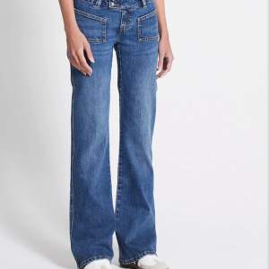 Säljer dessa jättefina populära jeans! Dom är långa i benen och så fina! Väldigt trendiga och efterfrågade 💓