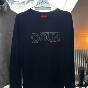 HUGO Sweet shirt  - Snygg sweet shirt från HUGO BOSS. Fåtal gånger använd, bra skick!